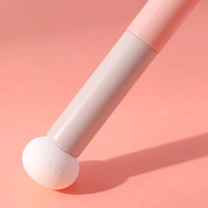 メイクブラシ ふんわりスポンジチップアイシャドウ専用筆